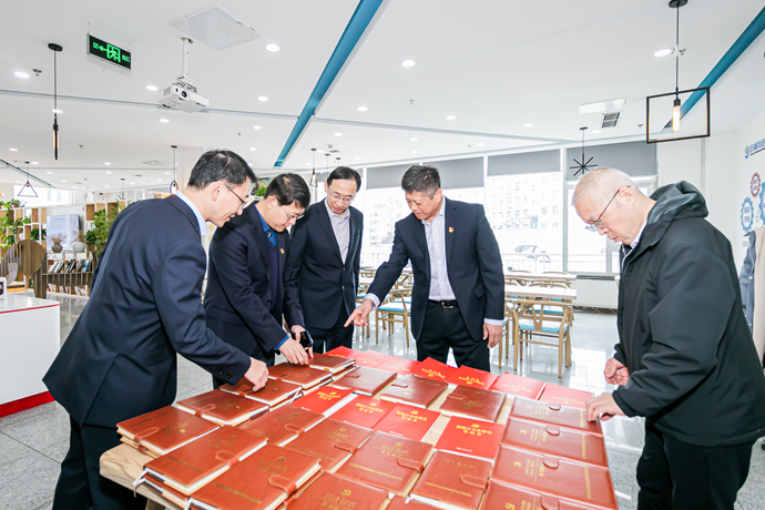 开云体育 开云平台崂山区举办青岛市学习贯彻的二十大精神百姓宣讲团报告会暨崂山区巨峰科创“学习强国”线下互动空间启用仪式(图3) 开云体育 开云平台崂山区举办青岛市学习贯彻的二十大精神百姓宣讲团报告会暨崂山区巨峰科创“学习强国”线下互动空间启用仪式(图3)