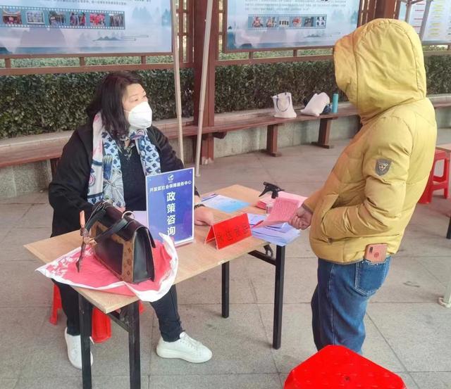 鹤壁经济技术开发区：出开云 开云体育官网实招 稳就业 暖民心(图2)