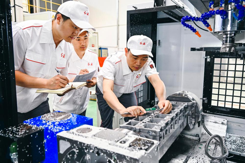 开云体育 开云平台培养更多能工巧匠、大国工匠——我国加快推进新时代高技能人才队伍建设(图2)