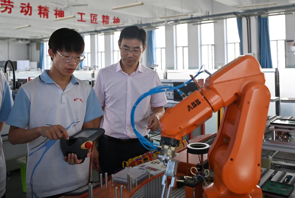 开云体育 开云平台培养更多能工巧匠、大国工匠——我国加快推进新时代高技能人才队伍建设(图1)